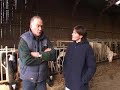 Cet éleveur laitier a travaillé pendant 25 ans dans un système intensif. La tempête de 1999, la crise de la vache folle et des problèmes sanitaires sur son troupeau l'amène à reconsidérer son fonctionnement pour être moins dépendant des aléas de la production. Avec l'aide du réseau agriculture durable, Hubert réforme ses pratiques, réduit ses intrants de moitié, touche 2 fois moins de DPU, réduit sa production mais... gagne mieux sa vie ! La réduction de ses charges a compensé largement la baisse de sa production et l'allègement de son capital lui permet d'envisager l'installation d'un jeune agriculteur lorsqu'il partira en retraite.