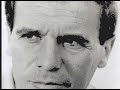 carmen sevilla & francisco rabal - palabras palabras

palabras, palabras

f:amor m�o, �qu� me ocurre esta noche?
te miro, y es como si fuera la primera vez.

c:tu siempre igual, tu siempre igual, tu siempre igual
f: no quisiera hablar, pero t� eres la frase de amor empezada
c: siempre igual...
f: y nunca terminada

c: no cambiar�s, no cambiar�s, no cambiar�s
f: t� eres mi ayer y mi hoy
c: nunca m�s...
f: m� siempre y mi inquietud.

c: un d�a que t� est�s en ello
ll�mame tormento, ya puedes probar
f: t� eres como el viento que lleva los violines y las rosas.
c: caramelos, no los quiero m�s!
f: algunas veces no te comprendo...
c: ��violines y rosas!? , esta noche lo dices a otra
viol�n y rosas, yo quiero sentirlos
cuando la cosa me va, si me va
se hace el momento, y luego se ver�.
f: �una palabra todav�a!

c: palabras, palabras, palabras
f: �esc�chame!
c: palabras, palabras, palabras
f: �te ruego que...!
c: palabras, palabras, palabras
f: �yo te juro...!
c: palabras, palabras, palabras, palabras
t� siempre me dices palabras, palabras de amor.
f: �ste es mi destino: hablarte, hablarte como la primera vez.

c: t� siempre igual, t� siempre igual, t� siempre igual
f: no, no digas nada, es la noche que habla.
c: siempre igual...
f: la rom�ntica noche.

c: no cambiar�s, no cambiar�s, no cambiar�s.
f: t� eres mi sue�o prohibido
c: nunca m�s...
f: pero tengo esperanza.

c: y nadie a ti podr� pararte
ll�mame pasi�n al fin, d�melo ya!
f: se apaga en tus ojos la luna y se escuchan los grillos.
c: caramelos, no los quiero m�s!
f: si t� no existieras, necesitar�a inventarte.
c: la luna y los grillos normalmente me tienen despierta 
mientras yo quiero so�ar con el hombre.
�se que t� llevas dentro de ti, que habla menos,
pero me gusta a m�...
f: una palabra todav�a.

c: palabras, palabras, palabras
f: �esc�chame!
c: palabras, palabras, palabras
f: �te lo ruego!
c: palabras, palabras, palabras
f: �yo te juro...!
c: palabras, palabras, palabras, palabras
t� siempre me dices palabras, palabras de amor.
f: c�mo eres...

c: palabras, palabras, palabras
f: pero c�mo eres...
c: palabras, palabras, palabras
f: �qu� mujer!
c: palabras, palabras, palabras
f: �c�mo eres!
c: palabras, palabras, palabras, palabras
t� siempre me dices palabras, palabras de amor.
f: �c�mo eres!