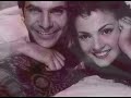 carmen sevilla & francisco rabal - palabras palabras

palabras, palabras

f:amor m�o, �qu� me ocurre esta noche?
te miro, y es como si fuera la primera vez.

c:tu siempre igual, tu siempre igual, tu siempre igual
f: no quisiera hablar, pero t� eres la frase de amor empezada
c: siempre igual...
f: y nunca terminada

c: no cambiar�s, no cambiar�s, no cambiar�s
f: t� eres mi ayer y mi hoy
c: nunca m�s...
f: m� siempre y mi inquietud.

c: un d�a que t� est�s en ello
ll�mame tormento, ya puedes probar
f: t� eres como el viento que lleva los violines y las rosas.
c: caramelos, no los quiero m�s!
f: algunas veces no te comprendo...
c: ��violines y rosas!? , esta noche lo dices a otra
viol�n y rosas, yo quiero sentirlos
cuando la cosa me va, si me va
se hace el momento, y luego se ver�.
f: �una palabra todav�a!

c: palabras, palabras, palabras
f: �esc�chame!
c: palabras, palabras, palabras
f: �te ruego que...!
c: palabras, palabras, palabras
f: �yo te juro...!
c: palabras, palabras, palabras, palabras
t� siempre me dices palabras, palabras de amor.
f: �ste es mi destino: hablarte, hablarte como la primera vez.

c: t� siempre igual, t� siempre igual, t� siempre igual
f: no, no digas nada, es la noche que habla.
c: siempre igual...
f: la rom�ntica noche.

c: no cambiar�s, no cambiar�s, no cambiar�s.
f: t� eres mi sue�o prohibido
c: nunca m�s...
f: pero tengo esperanza.

c: y nadie a ti podr� pararte
ll�mame pasi�n al fin, d�melo ya!
f: se apaga en tus ojos la luna y se escuchan los grillos.
c: caramelos, no los quiero m�s!
f: si t� no existieras, necesitar�a inventarte.
c: la luna y los grillos normalmente me tienen despierta 
mientras yo quiero so�ar con el hombre.
�se que t� llevas dentro de ti, que habla menos,
pero me gusta a m�...
f: una palabra todav�a.

c: palabras, palabras, palabras
f: �esc�chame!
c: palabras, palabras, palabras
f: �te lo ruego!
c: palabras, palabras, palabras
f: �yo te juro...!
c: palabras, palabras, palabras, palabras
t� siempre me dices palabras, palabras de amor.
f: c�mo eres...

c: palabras, palabras, palabras
f: pero c�mo eres...
c: palabras, palabras, palabras
f: �qu� mujer!
c: palabras, palabras, palabras
f: �c�mo eres!
c: palabras, palabras, palabras, palabras
t� siempre me dices palabras, palabras de amor.
f: �c�mo eres!