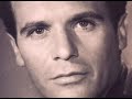 carmen sevilla & francisco rabal - palabras palabras

palabras, palabras

f:amor m�o, �qu� me ocurre esta noche?
te miro, y es como si fuera la primera vez.

c:tu siempre igual, tu siempre igual, tu siempre igual
f: no quisiera hablar, pero t� eres la frase de amor empezada
c: siempre igual...
f: y nunca terminada

c: no cambiar�s, no cambiar�s, no cambiar�s
f: t� eres mi ayer y mi hoy
c: nunca m�s...
f: m� siempre y mi inquietud.

c: un d�a que t� est�s en ello
ll�mame tormento, ya puedes probar
f: t� eres como el viento que lleva los violines y las rosas.
c: caramelos, no los quiero m�s!
f: algunas veces no te comprendo...
c: ��violines y rosas!? , esta noche lo dices a otra
viol�n y rosas, yo quiero sentirlos
cuando la cosa me va, si me va
se hace el momento, y luego se ver�.
f: �una palabra todav�a!

c: palabras, palabras, palabras
f: �esc�chame!
c: palabras, palabras, palabras
f: �te ruego que...!
c: palabras, palabras, palabras
f: �yo te juro...!
c: palabras, palabras, palabras, palabras
t� siempre me dices palabras, palabras de amor.
f: �ste es mi destino: hablarte, hablarte como la primera vez.

c: t� siempre igual, t� siempre igual, t� siempre igual
f: no, no digas nada, es la noche que habla.
c: siempre igual...
f: la rom�ntica noche.

c: no cambiar�s, no cambiar�s, no cambiar�s.
f: t� eres mi sue�o prohibido
c: nunca m�s...
f: pero tengo esperanza.

c: y nadie a ti podr� pararte
ll�mame pasi�n al fin, d�melo ya!
f: se apaga en tus ojos la luna y se escuchan los grillos.
c: caramelos, no los quiero m�s!
f: si t� no existieras, necesitar�a inventarte.
c: la luna y los grillos normalmente me tienen despierta 
mientras yo quiero so�ar con el hombre.
�se que t� llevas dentro de ti, que habla menos,
pero me gusta a m�...
f: una palabra todav�a.

c: palabras, palabras, palabras
f: �esc�chame!
c: palabras, palabras, palabras
f: �te lo ruego!
c: palabras, palabras, palabras
f: �yo te juro...!
c: palabras, palabras, palabras, palabras
t� siempre me dices palabras, palabras de amor.
f: c�mo eres...

c: palabras, palabras, palabras
f: pero c�mo eres...
c: palabras, palabras, palabras
f: �qu� mujer!
c: palabras, palabras, palabras
f: �c�mo eres!
c: palabras, palabras, palabras, palabras
t� siempre me dices palabras, palabras de amor.
f: �c�mo eres!