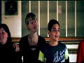 videoclip tiko
copyright: khm
productie: aagje vanden bussche - bart robbens (votacstudenten) 


tiko 
(tekst peter slabbynck, muziek peter gabriel)

zaterdagochtend, zeven uur, 
tiko lag te slapen in bed
plots werd ze wakker van vreemde stemmen
en even later in een combi gezet

oh tiko, tiko, tiko, tiko (x2)

hier wil ze leven
hier heeft ze vrienden
hier werd ze groot

prikkeldraad... en tralies
het was niet meteen een mooi zicht
een deur ging voor tiko open
maar sloeg nog veel harder dicht

oh tiko, tiko, tiko, tiko (x2)

hier wil ze leven
hier heeft ze vrienden
hier werd ze groot

kale gangen, vol met mensen
en muren overal beklad
en tiko die begon te verlangen
naar het geluk dat ze hier ooit had

oh tiko, tiko, tiko, tiko (x2)

hier wil ze leven
hier heeft ze vrienden
hier werd ze groot

en we zullen niet zwijgen
en we kijken niet langer toe

oh, oh, oh, oh

en we zullen niet zwijgen
en we kijken niet langer toe