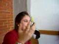 Mafe Mastro cayendose