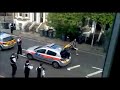 30 policiais contra um homem