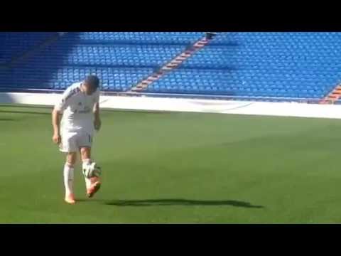 Chicharito steps on the pitch in the Bernabéu for the first time as a Whites player Chicharito steps on the pitch in the Bernabéu for the first time as a Whites player