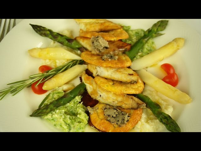 Doradenfilet mit schwarzen marinierten Trüffel an Spargelvariationen auf Kartoffelchips