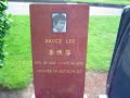 i didnt know that bruce lee and his son brandon lee were buried here in seattle washington...i went to their graves and took this video....

no sabia que bruce lee and brandon lee estaban entrrados aqui en seattle washinton...aqui esta el video