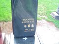 i didnt know that bruce lee and his son brandon lee were buried here in seattle washington...i went to their graves and took this video....

no sabia que bruce lee and brandon lee estaban entrrados aqui en seattle washinton...aqui esta el video