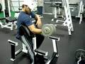 Curl con mancuerna en banco Scott