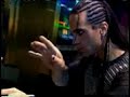 Criss Angel eleva a una mujer