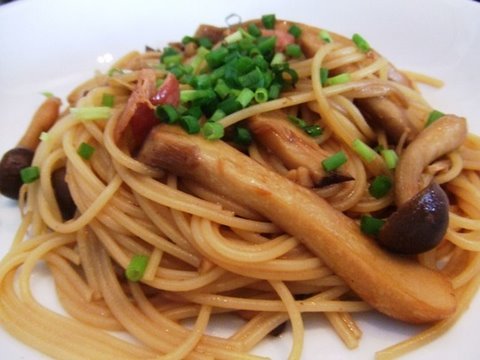 レシピ - ingredient for 2 ering(Japanese mushroom) 10g shimeji(Japanese mushroom) 10g maitake(Japanese mushroom) 10g bacin 50g pasta 200g seasame oil 20cc hot water 1...