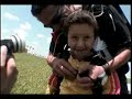serginho 4 anos saltando de para quedas boituvaskydive com