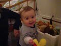 Lucas mexendo em seus brinquedos Lucas mexendo em seus brinquedos