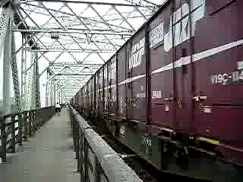 Akagawa bridge 赤川鉄橋を貨物列車が通過