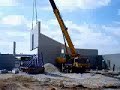 Betonwand mit 18 Tonnen von Autokran verhoben
