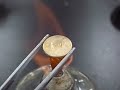 將一元銀幣放於酒精燈上加�...