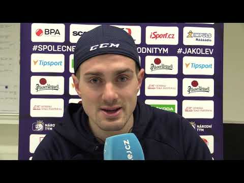 Útočník Jakub Flek v rozhovoru s novináři během reprezentačního kempu