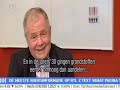 Bijna alle Nederlandse economen en journalisten denken dat stevig moet worden ingegrepen door de overheid in de 'vrije' markt. Jim Rogers laat iets anders horen, wat de journalist moeilijk lijkt te bevatten. Jim Rogers is een econoom, hij laat zien dat hij economie begrijpt door zijn kennis te gebruiken. Hiermee maakt hij in goede en slechte tijden veel geld.Academische economen claimen dat ze de economie begrijpen maar waarom zijn zij dan veel armer? Omdat het altruïsten zijn? Niet iets wat je verwacht van een econoom...