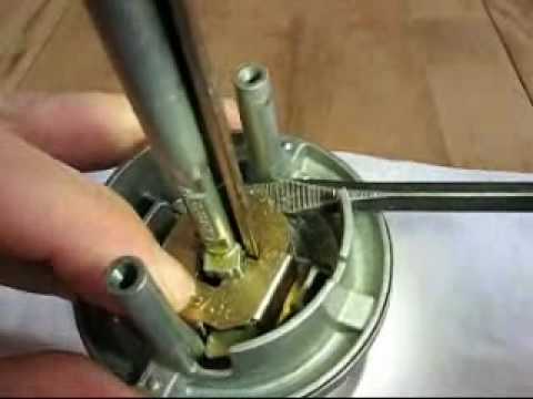 how to remove kwikset door handle