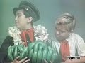 Он показывает особую уличную магию двум ребятам.