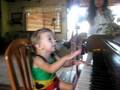 videos de Teagan singing and playing the Piano