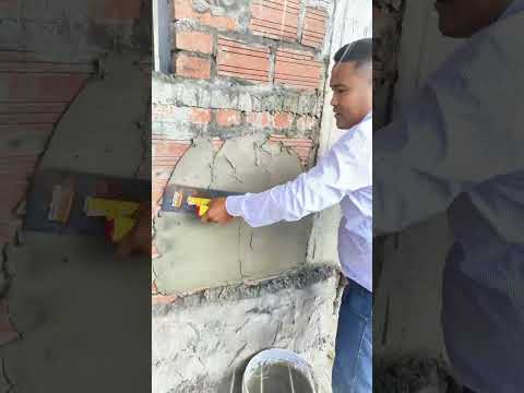 Giám đốc kéo vữa làm mẫu tô tường công trình tại Quảng Bình