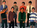 sur l'id�e de la air guitare(faire semblant de jouer de la guitare en faisant simplement n'importe quoi), la air bandas, c'est une bandas mim�e, sans instrument. vous me direz, quel int�r�t ici? l'int�r�t c'est de bruiter les instruments � la bouche, de faire un ensemble synchronis� de personnes qui apportent tous un petit quelque chose au tableau.
c'est d'avantage dans l'id�e de performer cette fois: 8 personnages, tous synchronis�s, tous r�agissant mutuellement aux actions de tel ou tel autre. c'est de l'ordre du d�tail, mais il a bien fallu mettre tout �a en place. 
alors, j'ai appel� �a 