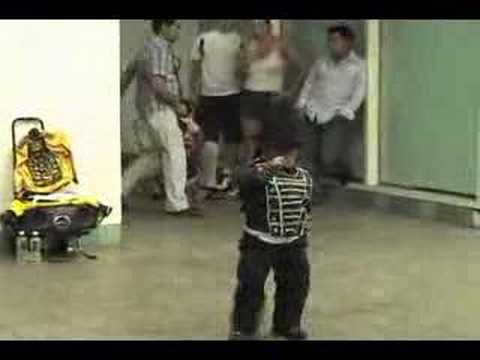 Enano Imitando a Michael Jackson