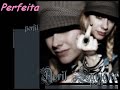 Avril Lavigne loves her middle finger