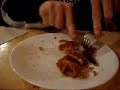 JR intentant martiritzar un bistec al estilo suela de zapato...!!