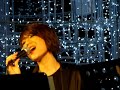 別愛我,像愛個朋友 by Takki Wong 王若琪 @ Live Music in the Sky 拉闊天空 @ OZone @ Langham Place 朗豪坊 on 2008-01-26, HK.MOV0352別愛我像愛個朋友主唱：周筆暢作曲：陶喆填詞：娃娃編曲：監製：歌詞別愛我像愛個朋友 在友情和愛情之間　你可曾為我想過就在灰色地帶你和我　是要不到又給不了的愛愛如果悄然無聲　為何心會澎湃　當你眼神看過來也許愛是美麗意外　能不能對我說　說個明白別愛我別愛我　像愛個朋友 你寂寞難忍耐　就來到我門外別愛我別愛我　當你只會說 我是這個世界最了解你的女孩別愛我像愛個朋友　在友情和愛情之間　現在該有個選擇雖然痛在心折磨著我　愛已給了你　 現在收不回來愛如果悄然無聲 為何心會澎湃　當你眼神看過來也許愛就是美麗的意外　你為何不面對我的愛別愛我別愛我　像愛個朋友　你有了新的愛　我就像不存在別愛我別愛我　當你只會說　你不能忍受失去的是我別愛我別愛我　像愛個朋友　我輸了我累了　不想再等待別愛我別愛我　當你不能說　說你對我有同樣的感情http://hk.myblog.yahoo.com/takkiwong/^^