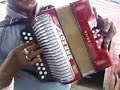 dominicano de corazon cantando y tocando