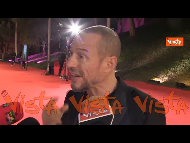 Stefano Accorsi: "Non lasciamo sole le persone manipolate o vittime di violenza"