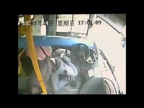 Cina: palo sfonda il parabrezza di un bus Cina: palo sfonda il parabrezza di un bus