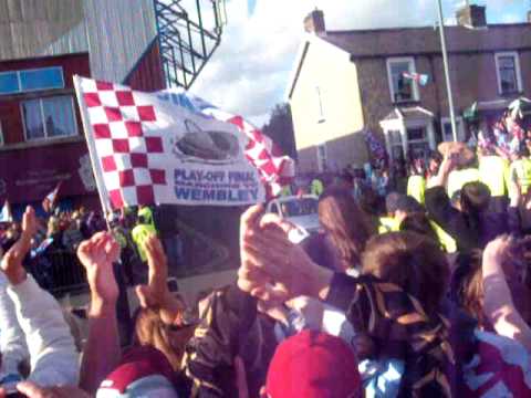 El bus de los jugadores saliendo del Turf Moor