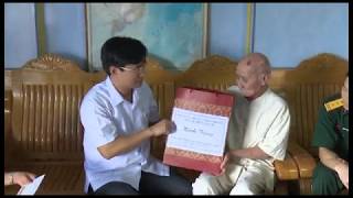 Đồng chí Chủ tịch UBND thành phố thăm, tặng quà các gia đình chính sách, người có công nhân dịp 27-7