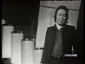 fred bongusto - il nostro amor segreto
il nostro amor segreto
ma che segreto e'
lo vede anche un bambino
che voglio bene a te.
basta veder come ti guardo
per capir la verita'
basta veder come mi perdo
se non ci sei,
se non sei qua.
purtroppo amore mio ti amo
accada quel che accada
io ti amo, io ti amo !
e' chiaro come il sole
e' scritto in faccia a me
che voglio bene a te...