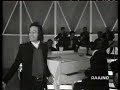 fred bongusto - il nostro amor segreto
il nostro amor segreto
ma che segreto e'
lo vede anche un bambino
che voglio bene a te.
basta veder come ti guardo
per capir la verita'
basta veder come mi perdo
se non ci sei,
se non sei qua.
purtroppo amore mio ti amo
accada quel che accada
io ti amo, io ti amo !
e' chiaro come il sole
e' scritto in faccia a me
che voglio bene a te...