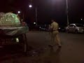 فطاير فطامي : شوفوا شرطة بومبي كيف تعامل السواح الاماراتيين لا احترام ولا ادب . يضربون راعي الركشه جدام اليهال اللي يالسين فيها