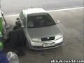 Gume pokose covjeka dok sipa gorivo!!!