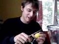 johannes beim kartoffelnschälen