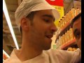 Con la protezione di San Precario, la rete campana per il reddito e i diritti chiede l'autoriduzione dei generi di prima necessità (50% di sconto per tutti i clienti presenti nel supermercato) alla seconda catena commerciale del mondo, il carrefour. Ma la connessione con i santi quel giorno è disturbata. Si ottengono 500 Kili di pasta e 400 litri di passata di pomodoro, distribuiti all'esterno del supermercato nello stupore e nel ringraziamento generale.