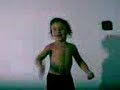 Tomas Bailando arriba de la cama