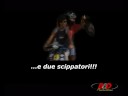 dei ragazzi che apprezzano come si deve una bella ragazza in bici...