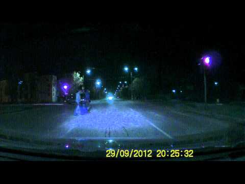 Видео: «Скорая» едва не наехала…