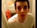 annif Henry : Oli qui gerbe dans les toillettes