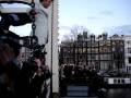 videos de Beau van Erven Dorens springt in de Amstel ter promotie van zijn boek