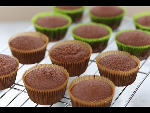curso de chocolate - Los ingredientes para hacer 12 cupcakes son: 60 gr. de mantequilla sin sal, a temperatura ambiente. 150 gr. de azúcar blanquilla o tipo caster. 1 huevo L, a ...