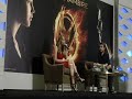 Traducción de entrevistas y cobertura especial belleza en Los Juegos del Hambre en: fashionangels.com.mx Estreno en cines 23 de marzo. México. Distribuidora: Videocine *Prometo ponerle subtítulos en cuanto tenga un tiempecito para hacerlos pero podrán encontrar las respuestas traducidas en mi blog oficial eldiariodecandy.com Espero mañana subirlo. Seguro que ya saben de qué peli se trata. Hay muchos fans en México que han leído ya la trilogía y seguro están impacientes porque ya se estrene! Pinta para ser una de las películas más taquilleras del año y llegar al nivel de popularidad de Twilight. Los dejo con algunas de las preguntas que respondieron a los medios. Sorry por no poner los créditos de la periodista que preguntó sobre el outfit pero no mencionó su nombre ni su medio, al menos no cuando formuló esta pregunta : ( Yo no pude hacerles ninguna porque me la pasé haciendo ajustes a mi cámara que no quería enfocar bien pero bueno. Extraje las preguntas que me parecieron las más interesantes para el blog, ya que como saben, hablo de moda y belleza. Espero les guste y no olviden seguirme en facebook para ver fotos de la conferencia -tanto Liam como Jennifer son ¡ultraguapérrimos!- chequen las pics y lo comprobarán. www.facebook.com Déjenme sus comments y sus likes si les gusta el video y suscríbanse al canal para muchos contenidos interesantes : ) ¡Saludos! Traducción de la entrevista: ¿Cuanto tiempo demoraban en caracterización? Liam: era realmente rápido el maquillaje <b>...</b>