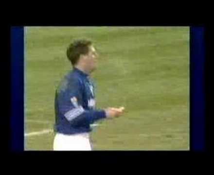 لاعب يعطي الحكم كرت اصفر