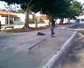 2 otários tentando fazer manobras no skate,mais ñ sai nada que preste